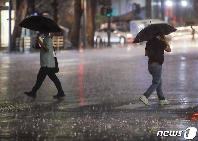 지난 4일 서울 시내 한거리에서 우산을 쓴 시민들이 길을 지나고 있다. 2023.7.4/뉴스1 ⓒ News1 김도우 기자