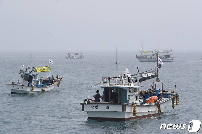 제주시 조천읍 함덕 어민들로 구성된 '내가 이순신이다 제주본부' 회원 등이 6일 오전 함덕 앞바다에서 어선 10여척을 동원해 일본 후쿠시마 원전 오염수 해양방류 반대 해상시위를 벌이고 있다.2023.7.6/뉴스1 ⓒ News1 강승남 기자