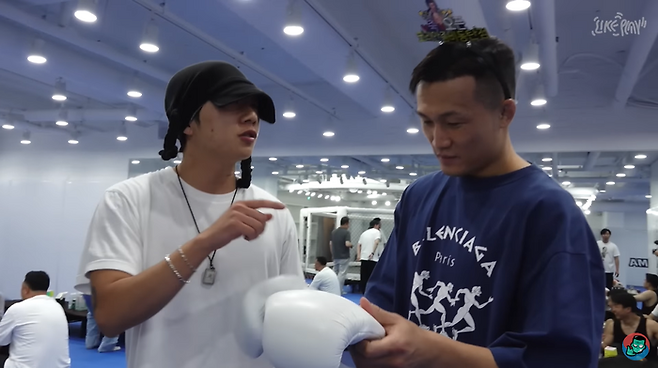 래퍼 우원재(왼쪽)와 정찬성. 출처 | 유튜브 ‘정찬성 Korean Zombie’