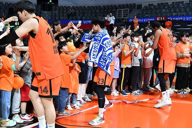 경기 후 고양팬들과 인사하는 선수들. 사진 | KBL