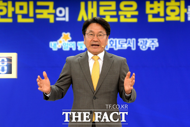 강기정 광주광역시장이 29일 오전 시청 중회의실에서 민선8기 1년 브리핑을 하고 있다/더팩트DB