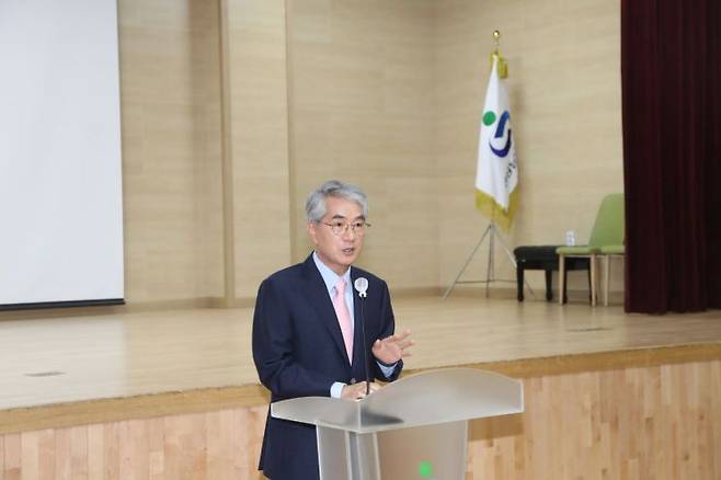 박종훈 경남교육감이 청렴교육 현장에서 모인 이들에게 당부를 전하고 있다. [사진제공=경남교육청]