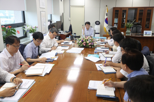 김윤상 신임 조달청장은 7일 정부대전청사에서 별도 취임식 없이 국장들과 현안 회의를 갖고 본격 업무에 들어갔다. 



조달청 제공