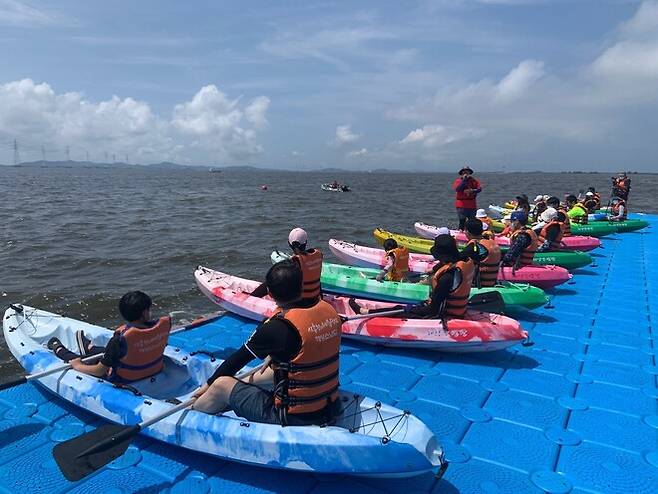 축제기간 거북섬에서 카약 등 다양한 해양레저 체험을 즐길 수 있다. 시흥시 제공