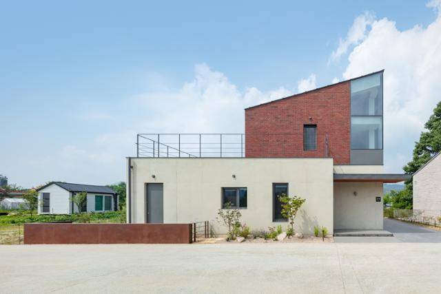 경기 양평에 위치한 전원주택. 안팎으로 간결하고 정돈된 모습을 하면서도 주변 자연 풍경을 세심하게 새겨놓았다. 신경섭 건축사진작가 제공