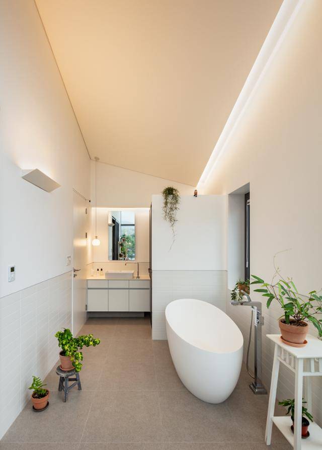 2층 욕실은 양변기를 제외한 모든 욕실 시설이 오픈돼 있다. 유리 벽으로 이뤄져 채광과 환기가 잘돼 욕실을 쾌적하게 사용할 수 있다. 신경섭 건축사진작가 제공