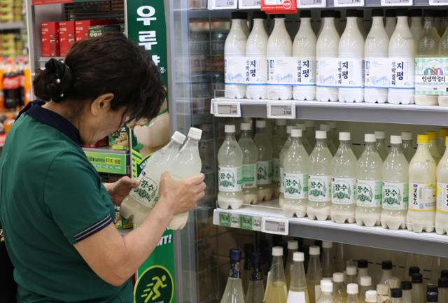 4일 서울의 한 대형마트에서 한 시민이 막걸리를 고르며 설탕 대체 인공감미료 아스파탐이 들어있는지 확인하고 있다. 뉴스1