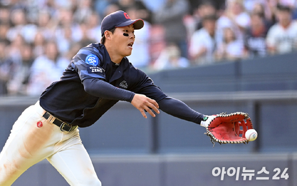 롯데 고승민이 1일 오후 서울 잠실야구장에서 열린 '2023 신한은행 SOL KBO리그' 두산 베어스와 롯데 자이언츠의 개막전 경기, 8회말 1사 3루 두산 이유찬의 스퀴즈 번트 때 글러브 토스를 하고 있다. [사진=아이뉴스24 포토 DB]