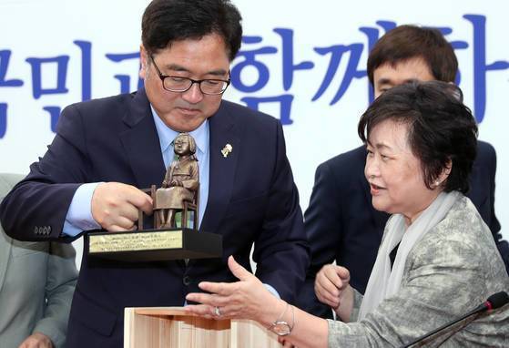 2017년 6월 당시 우원식 더불어민주당 원내대표가 지은희 정의기억재단 이사장으로부터 소녀상을 전달 받고 있다. 중앙포토