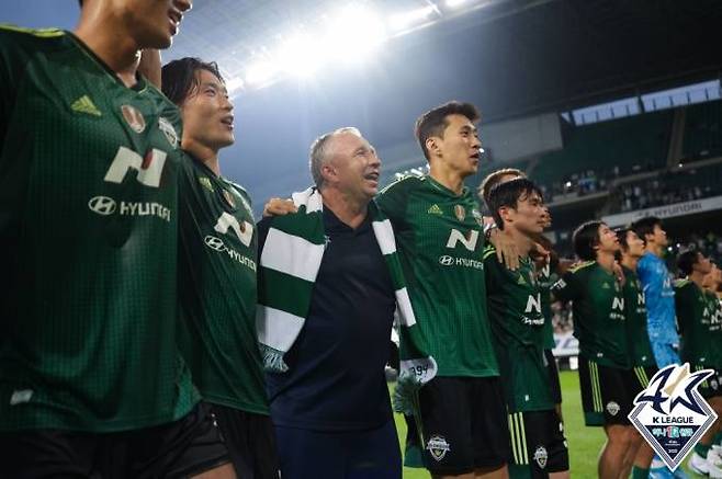 승리를 만끽하는 단 페트레스쿠 전북 감독과 전북 선수단. 프로축구연맹