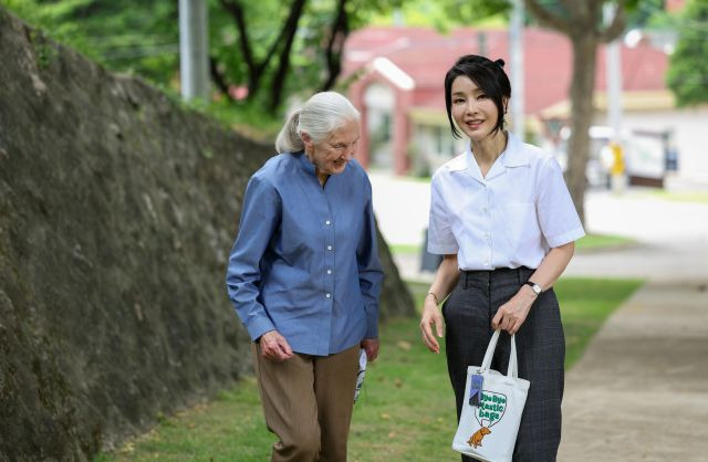 윤석열 대통령 부인 김건희 여사와 세계적인 영장류학자이자 환경운동가인 제인 구달 박사가 7일 서울 용산어린이정원 용산서가에서 나와 어린이 환경생태 교육관 예정지로 이동하며 산책하고 있다. 대통령실 제공