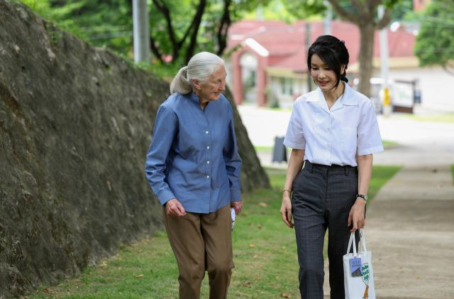 윤석열 대통령 부인 김건희 여사와 세계적인 영장류학자이자 환경운동가인 제인 구달 박사가 7일 서울 용산어린이정원 용산서가에서 나와 어린이 환경생태 교육관 예정지로 이동하며 산책하고 있다. 대통령실 제공