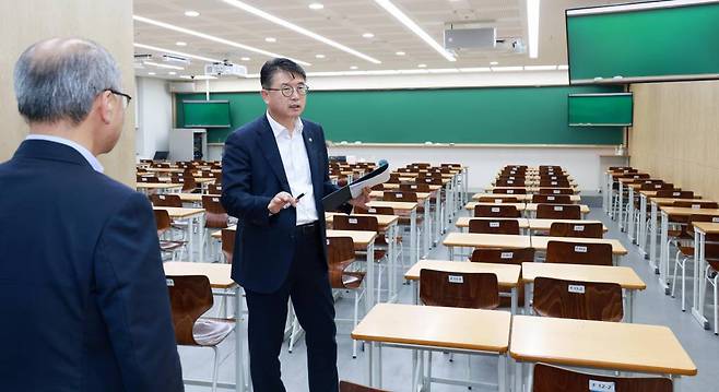 [서울=뉴시스] 장상윤 교육부 차관이 4일 오후 사교육 카르텔·부조리 신고 사안과 관련해 서울 소재 학원 합동점검을 하고 있다. (사진=교육부 제공) 2023.07.04. *재판매 및 DB 금지