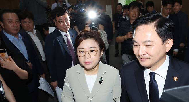 원희룡(앞줄 맨 오른쪽) 국토교통부 장관과 김정재 간사를 비롯한 국민의힘 소속 국토교통위원들이 6일 오전 서울 여의도 국회 소통관에서 '서울~양평 고속도로에 대한 가짜뉴스' 관련 국민의힘 국토교통위원회 실무 당정협의회 결과브리핑이 끝난 뒤 질의응답장소로 이동하고 있다. [연합]