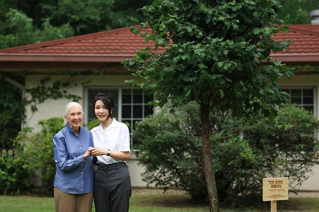 윤석열 대통령 부인 김건희 여사와 세계적인 영장류학자이자 환경운동가인 제인 구달 박사가 7일 서울 용산어린이정원 내 어린이 환경·생태 교육관 예정지에서 산사나무로 기념식수한 뒤 기념촬영을 하고 있다. [연합]