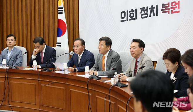 국민의힘 원내대책회의.[서울=뉴시스] 고범준 기자 = 윤재옥 국민의힘 원내대표가 7일 오전 서울 여의도 국회에서 열린 원내대책회의에서 발언하고 있다. 2023.07.07. bjko@newsis.com