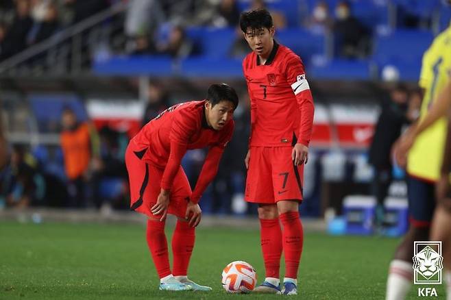 [서울=뉴시스]축구대표팀 손흥민과 이강인. (사진=대한축구협회 제공)