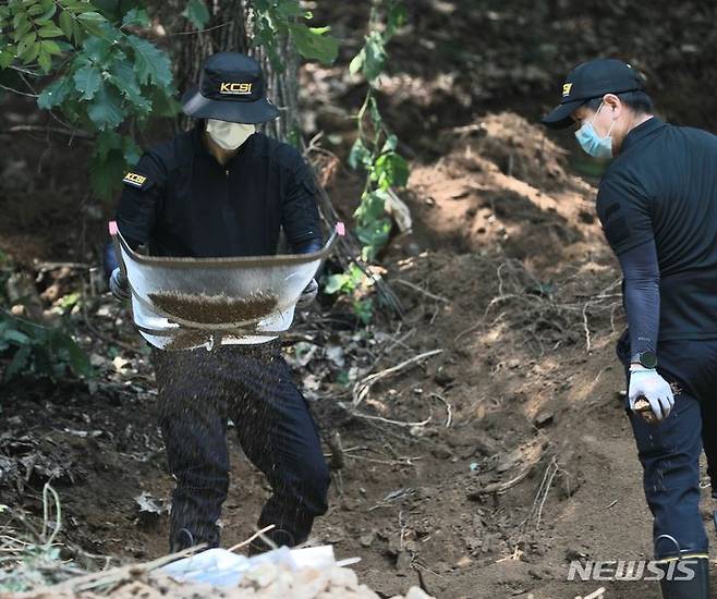 [용인=뉴시스] 양효원 기자 =경기 용인시에서 2015년 3월께 태어난 아기를 친부와 외할머니가 함께 살해, 유기한 사건을 수사하는 경찰이 6일 오후 시신이 유기된 것으로 추정되는 용인시 처인구 양지면의 야산을 수색하고 있다. (사진=경기남부경찰청 제공) 2023.07.06. hyo@newsis.com