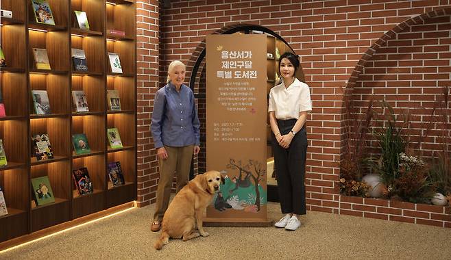 [서울=뉴시스] 윤석열 대통령 부인 김건희 여사가 7일 서울 용산어린이정원 내 '용산서가'에서 세계적인 영장류학자이자 환경운동가인 제인 구달 박사와 만나 기념촬영하고 있다. (사진=대통령실 제공) 2023.07.07. photo@newsis.com *재판매 및 DB 금지