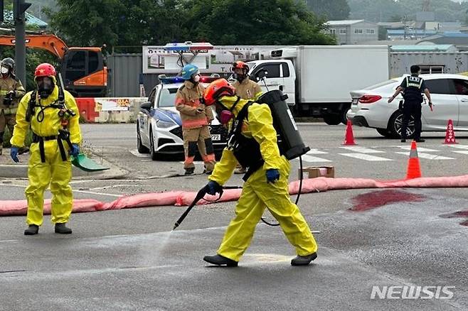 [인천=뉴시스] 이루비 기자 = 7일 인천 서구 금곡동 도로에 유해화학물질인 무수크롬산 약 100㎏이 누출돼 소방당국이 중화작업을 벌이고 있다. (사진=인천소방본부 제공)