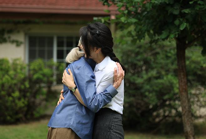 김건희 여사와 세계적인 영장류학자이자 환경운동가인 제인 구달 박사가 7일 서울 용산어린이정원 내 어린이 환경·생태 교육관 예정지에서 산사나무로 기념식수한 뒤 포옹하고 있다. 대통령실 제공