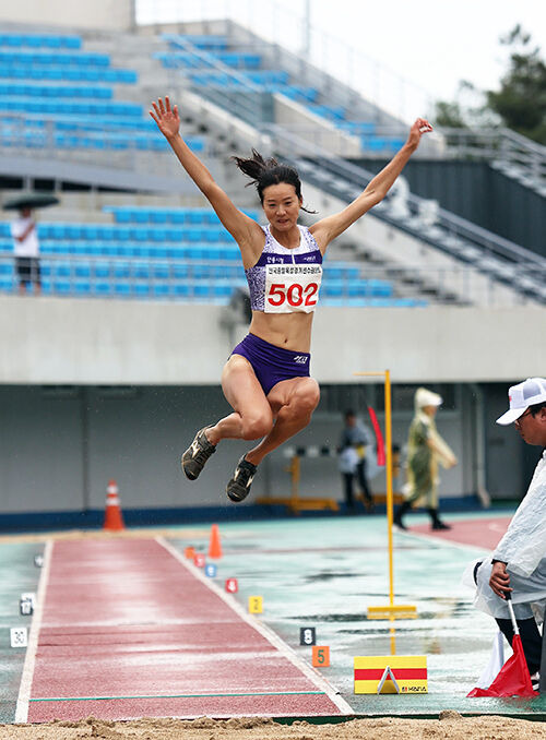 멀리뛰기 결선서 도약하는 유정미