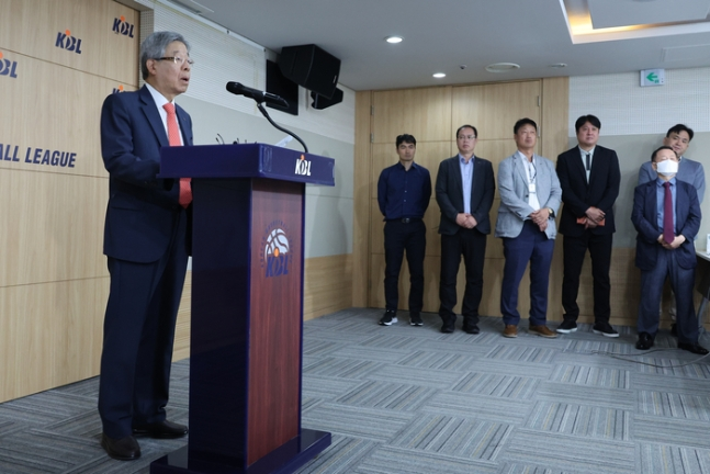 김희옥 KBL 총재가 지난달 16일 이사회 결과 고양 데이원의 회원 자격을 박탈하기로 최종 결정한 뒤 발표하고 있다. 연합뉴스