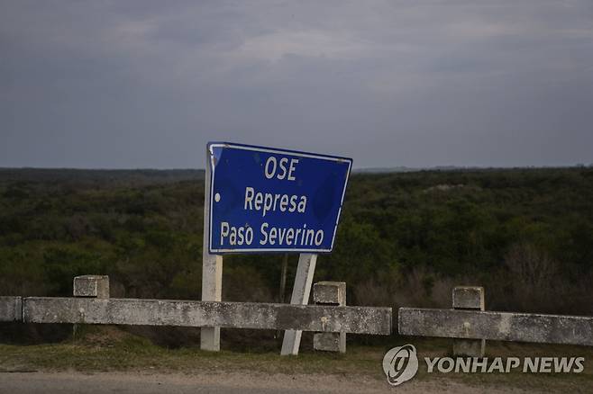 우루과이 파소 세베리노 저수지 간판 [AP 연합뉴스 자료사진. 재판매 및 DB 금지]