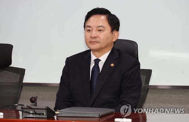 서울~양평 고속도로 가짜뉴스 관련 실무 당정협의회 참석한 원희룡 장관 (서울=연합뉴스) 하사헌 기자 = 원희룡 국토교통부 장관이 지난 6일 오전 서울 여의도 국회 의원회관에서 열린 서울~양평 고속도로에 대한 가짜뉴스 관련 국민의힘 국토교통위원회 실무 당정협의회에 참석해 있다. 2023.7.7 toadboy@yna.co.kr