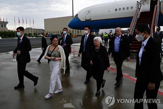 6일 베이징공항에 도착한 옐런 미국 재무장관 (로이터 연합뉴스)