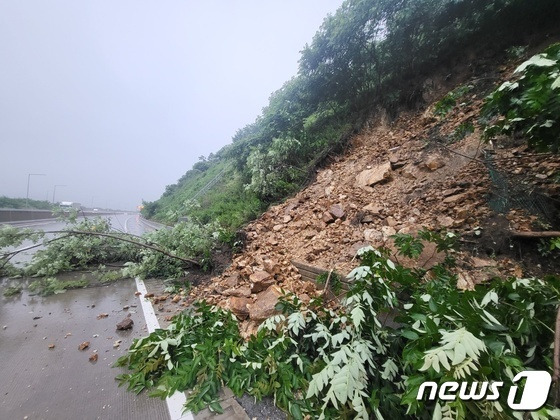 7일 오후 6시24분쯤 경북 상주시 낙동면 상주~영천고속도로 영천 방향 4.8km 지점에서 토사가 흘려내려 차량 통행이 통제됐다.(경북소방본부 제공)