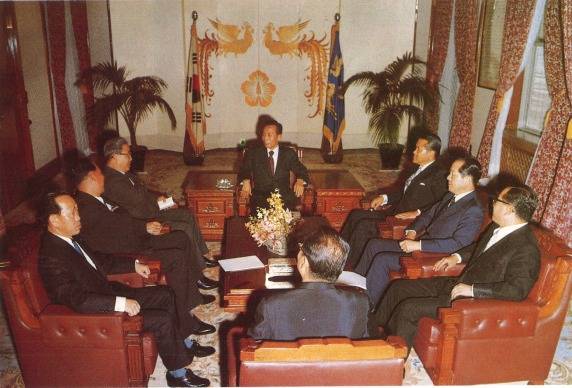 1972년 5월31일 박성철 북한 제2부상이 서울 방문에서 박정희 대통령을 만나고 있다. (통일부 제공)