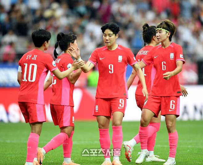 지소연이 8일 서울월드컵경기장에서 열린 아이티와 여자축구 국가대표 평가전에서 후반전 PK골을 넣은 후 동료들과 환호하고 있다.2023. 7. 8.상암 | 최승섭기자 thunder@sportsseoul.com