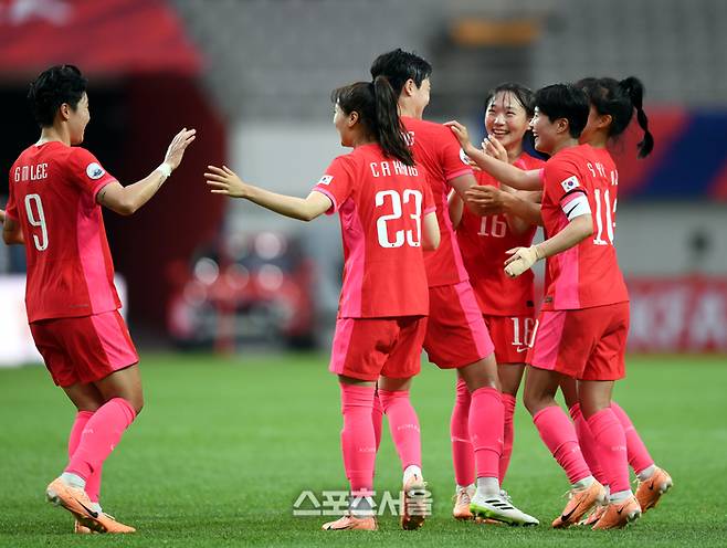 장슬기(16번)가 8일 서울월드컵경기장에서 열린 아이티와 여자축구 국가대표 평가전에서 역전골을 넣은 후 환호하고 있다. 2023. 7. 8.상암 | 최승섭기자 thunder@sportsseoul.com