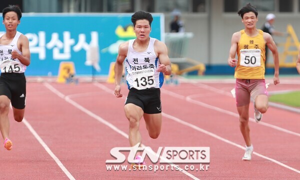 8일 오후 전북 익산종합운동장에서 열린 '제52회 전국종별육상경기선수권대회' 남자 중등부 100m 결선에 나서 10초75로 가장 먼저 결선을 통과해 전날(7일) 200m 제패에 이어 2관왕을 차지한 최명진. 사진┃데일리런 제공