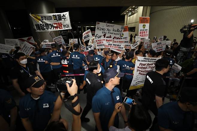 라파엘 그로시 국제원자력기구(IAEA) 사무총장의 입국이 예정된 7일 저녁 서울 강서구 김포공항 국제선에서 정의당과 민주노총을 비롯한 시민단체 회원들이 후쿠시마 원전 오염수 해양 방류를 규탄하며 손 피켓 시위를 하고 있다. 2023.7.7/뉴스1