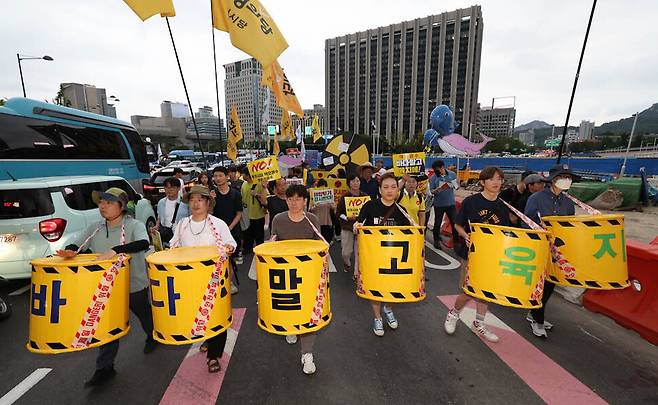 ‘일본 방사성 오염수 해양 투기 저지 4차 전국 행동의 날’ 집회가 8일 오후 서울 광화문 열린시민마당 앞에서 열려 정당·노동·환경·시민사회단체 참가자들이 “해양투기 말고 육지에 보관하라”고 외치며 주한일본대사관 방향으로 행진하고 있다. 김정효 기자 hyopd@hani.co.kr