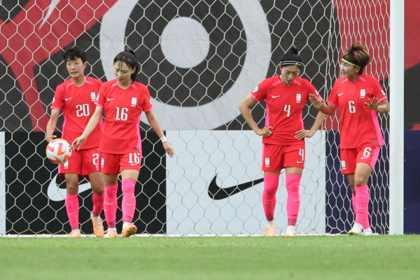 <yonhap photo-2924=""> 선제골 허용한 한국 (서울=연합뉴스) 김주성 기자 = 8일 오후 서울월드컵경기장에서 열린 여자 축구대표팀의 평가전 한국 대 아이티 경기에서 한국이 아이티의 몽데시르 뉴릴리아에게 선제골을 허용한 후 아쉬워하고 있다. 2023.7.8 utzza@yna.co.kr/2023-07-08 17:34:20/ <저작권자 ⓒ 1980-2023 ㈜연합뉴스. 무단 전재 재배포 금지.></yonhap>