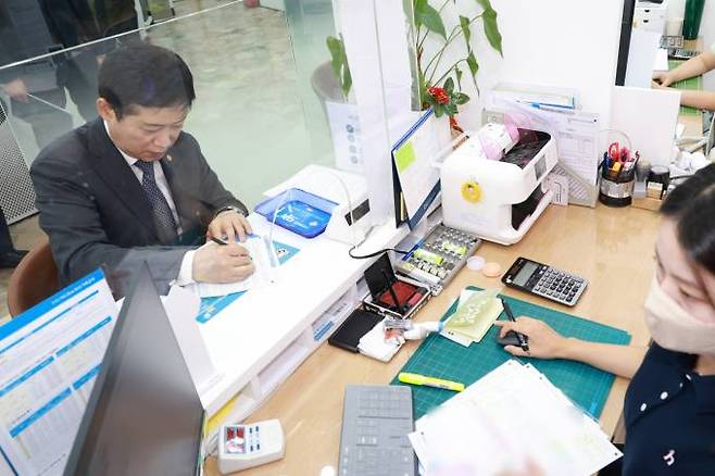 김주현 금융위원장이 7일 오전 서울 사직동 새마을금고 본점에 방문해 예금하고 있다.   금융위원회