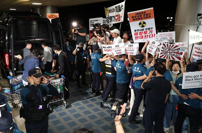 이현정 정의당 부대표가 공무집행방해로 입건됐다. 사진은 라파엘 그로시 IAEA 사무총장이 지난 7일 오후 서울 강서구 김포국제공항을 통해 입국한 가운데 인근에서 후쿠시마 원전 오염수 방류 규탄 시위가 진행되던 모습. /사진=뉴스1