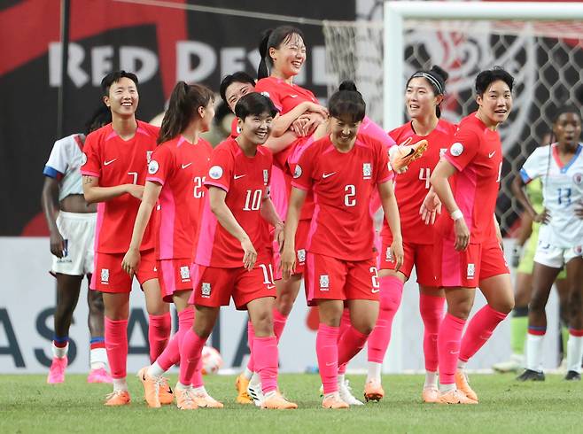 8일 오후 서울월드컵경기장에서 열린 여자 축구대표팀의 평가전 한국 대 아이티 경기. 한국 장슬기가 역전골을 넣자 한국 선수들이 서로를 격려하고 있다. [연합]