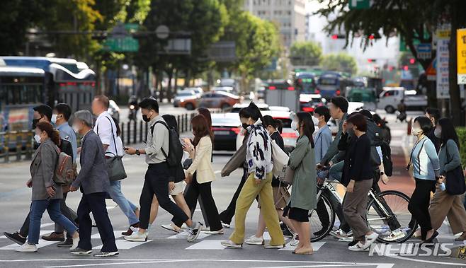 [서울=뉴시스] 조수정 기자 = 지난해 9월22일 오전 서울 광화문 사거리에서 시민들이 긴팔 옷을 입고 출근하고 있다. 2022.09.22. chocrystal@newsis.com
