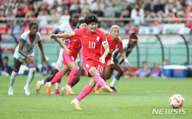 [서울=뉴시스] 황준선 기자 = 8일 오후 서울 마포구 서울월드컵경기장에서 열린 여자축구국가대표팀 평가전 대한민국과 아이티의 경기, 지소연이 패널티킥을 성공시키고 있다. 2023.07.08. hwang@newsis.com