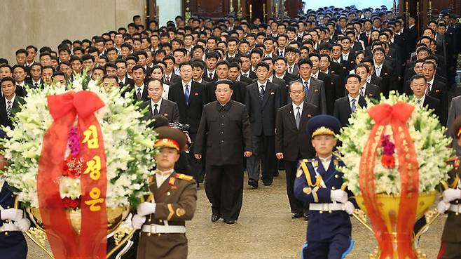 지난해 7월 8일 김일성 28주기에 금수산 참배했던 김정은 (사진=조선중앙통신, 연합뉴스)