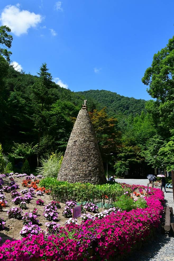 상소동산림욕장 입구 돌탑.