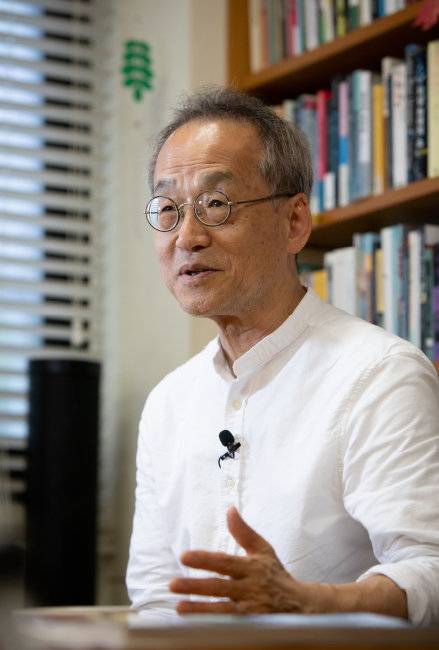 최재천 이화여대 에코과학부 석좌교수의 명함에는 이화여대 교수, 통섭아카데미 대표, 생명다양성재단 이사장, 국회기후변화포럼 공동대표 등 4개의 직함이 새겨져 있다. 칸이 적어 채 적지 못한 직함도 여럿일 정도로 다양한 활동을 하는 생물학자다. [박해윤 기자]