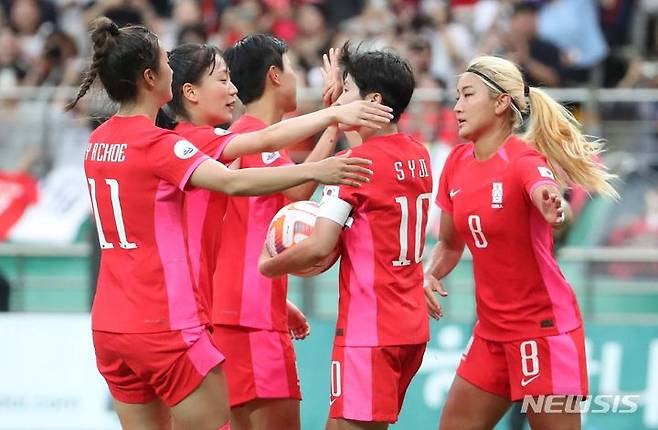 8일 오후 서울 마포구 서울월드컵경기장에서 열린 한국과 아이티의 여자 축구대표팀 평가전에서 지소연(오른쪽 두 번째)패널티킥을 성공시킨 뒤 동료들과 기뻐하고 있다. /사진=뉴시스