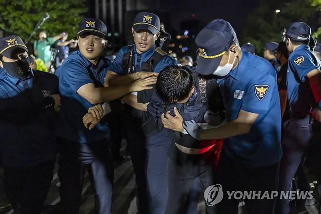 비정규직이제그만공동투쟁 노숙집회 강제해산 (서울=연합뉴스) 윤동진 기자 = 경찰이 서울 중구 파이낸스빌딩 앞 인도에서 8일 새벽까지 진행된 비정규직이제그만공동투쟁 노숙집회 참가자들을 강제해산 시키고 있다. 2023.7.8 mon@yna.co.kr