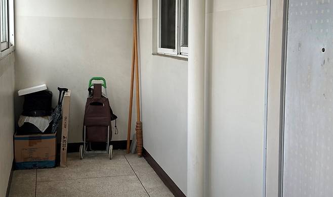 비상구와 연결되지 않은 복도 끝에 개인 물건을 보관하는 경우 이때 과태료는 부과되지 않는다. [촬영 조서연]