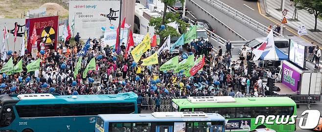 8일 서울 종로구 대한민국역사박물관 앞에서 열린 일본방사성오염수해양투기저지공동행동 주최 국제원자력기구(IAEA) 사무총장 방한 대응 오염수 투기 저지 전국행동의 날 집회에서 참가자들이 구호를 외치고 있다. 2023.7.8/뉴스1 ⓒ News1 유승관 기자